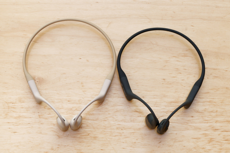 バンド部分が短いMini版(右)もある。頭や首周りの細い人に最適