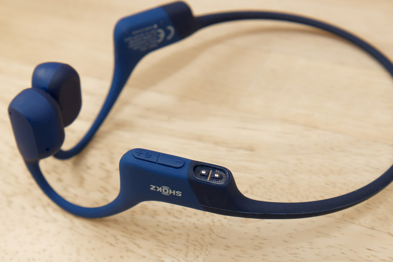 充電ポートはOpenRun Proと同じマグネットタイプ