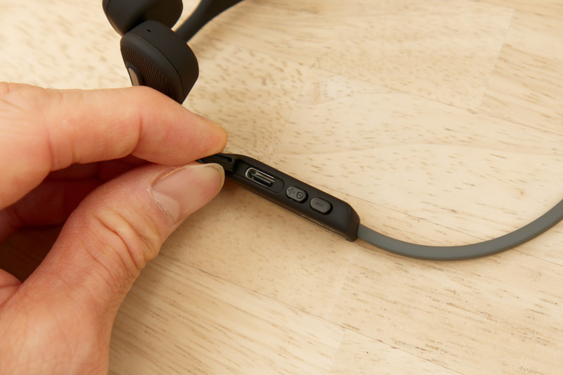 充電ポートは汎用的なUSB Type-Cで、スマートフォンなどとケーブルを共用できる