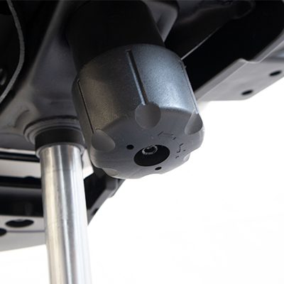 座面下のノブを回してロッキングの強弱を調整