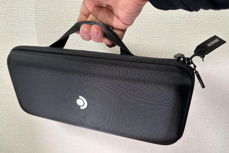 256GB版以上に付属するケース。これ自体「ピアニカ」のケースを思い出させる大きさだ
