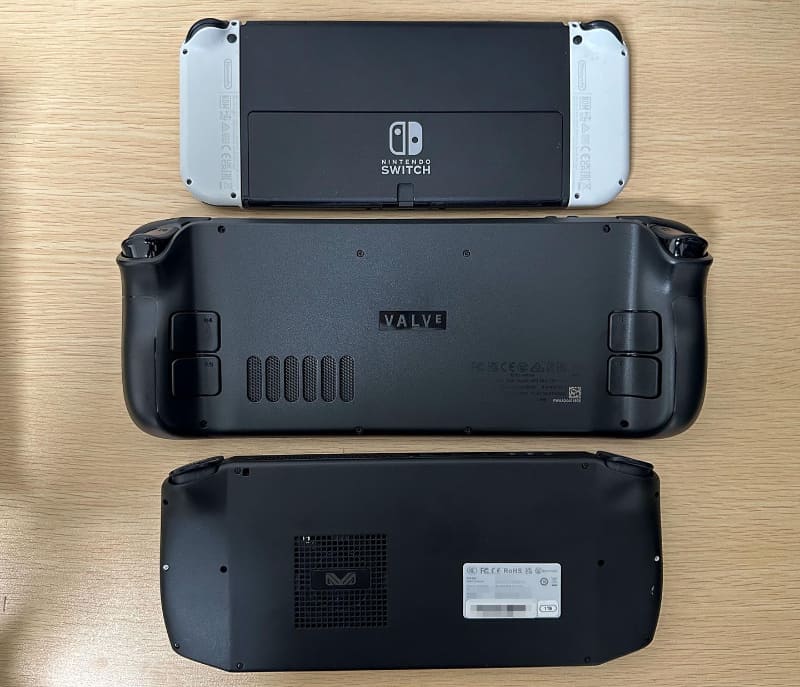 上から、Nintendo Switch(有機ELモデル)、Steam Deck、AYANEO 2021。Steam Deckはひときわ大きい