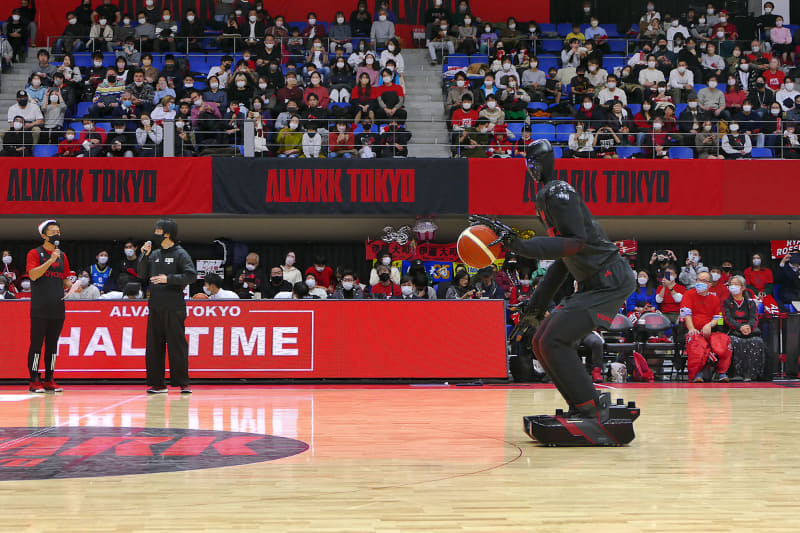 ハーフタイムに登場した「CUE6」