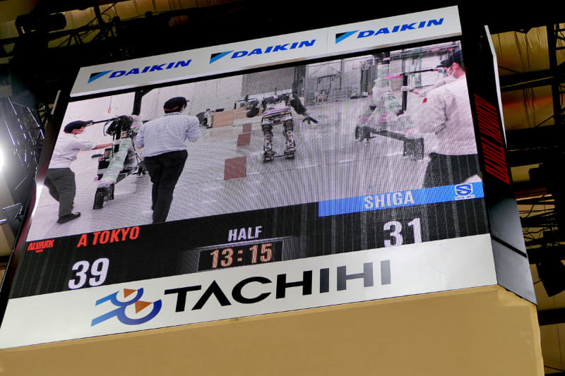 「CUE6」はドリブルしながらスラローム走行も可能