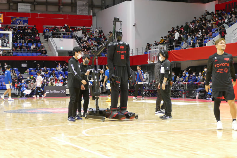 AIバスケットボールロボット「CUE6」。身長は211cm