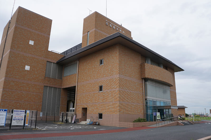 地底探検ニュージアム「龍Q館」。建物には「国土交通省首都圏外郭放水路 庄和排水機場」と本名(?)が書かれている