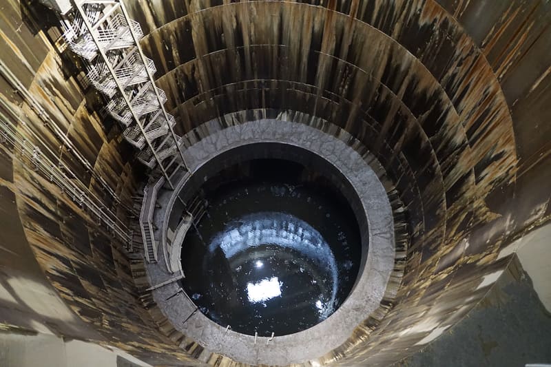 穴(立坑)の全容。画面左上の穴下に伸びているのは階段