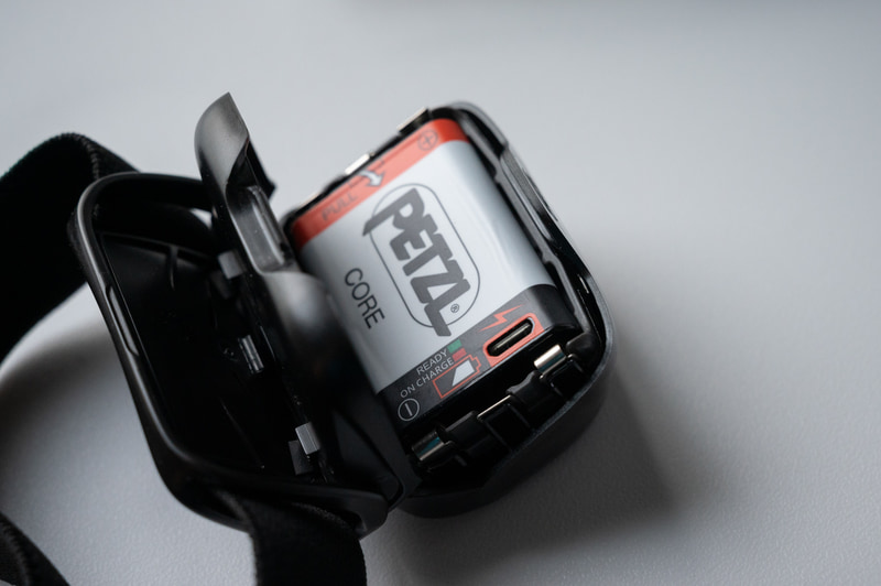 別売りの充電式バッテリー「コア」も使用可能