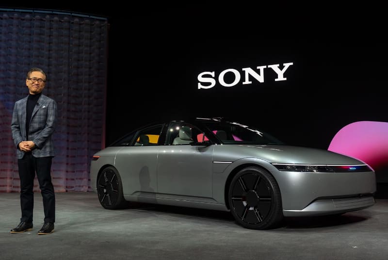 アフィーラ(AFEELA)とソニー吉田CEO (撮影：西田 宗千佳)