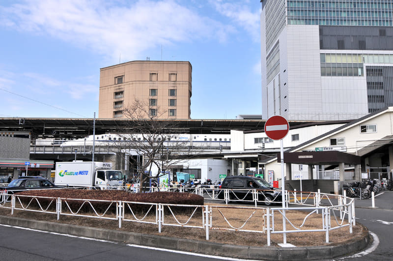 新横浜駅には東海道新幹線の全列車が停車し、駅前の開発が急がれている