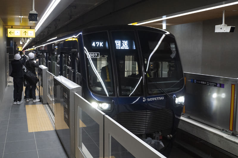 接続駅となる新横浜駅に入線する相鉄車両。新横浜駅メディア公開時撮影