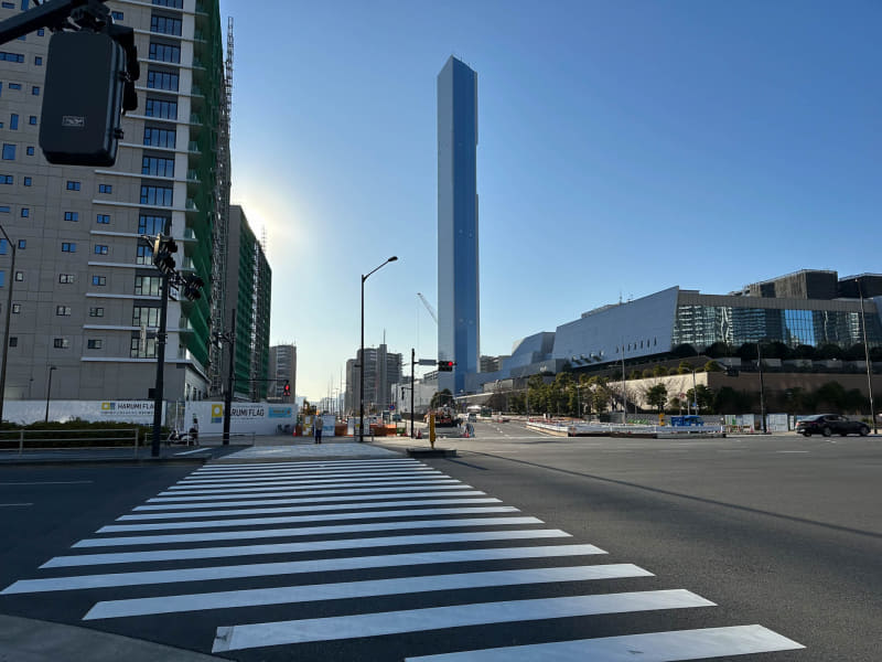 晴海5丁目を北東から見ると、現状では中央清掃工場の巨大な煙突棟が目立つ