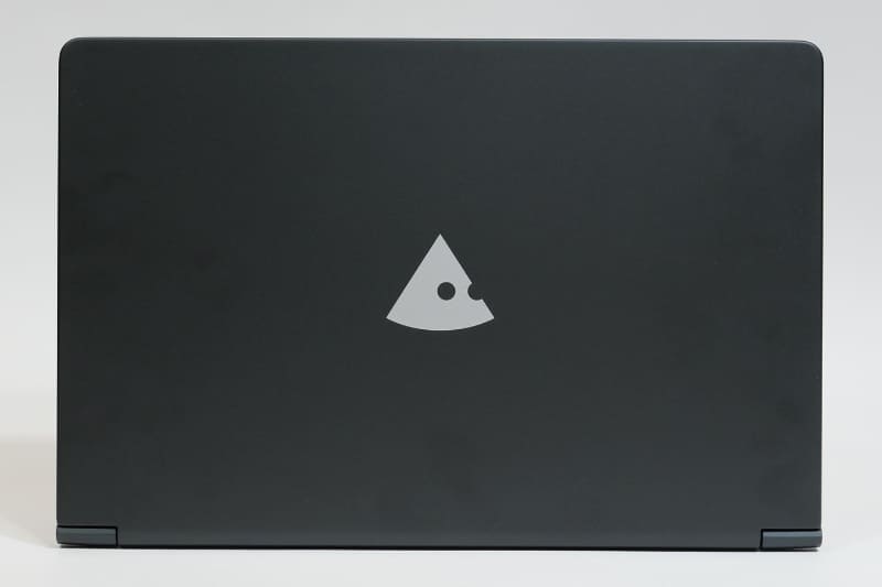 試用機のオリーブブラックは落ち着いた印象。ビジネスシーンで利用するモバイルノートPCとして無難なカラーだ