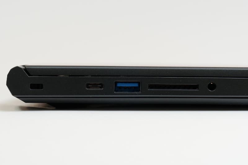 左側面にはUSB 3.1 Gen 2 Type-C、USB 3.0 Type-A、SDカードスロット、オーディオジャックを用意