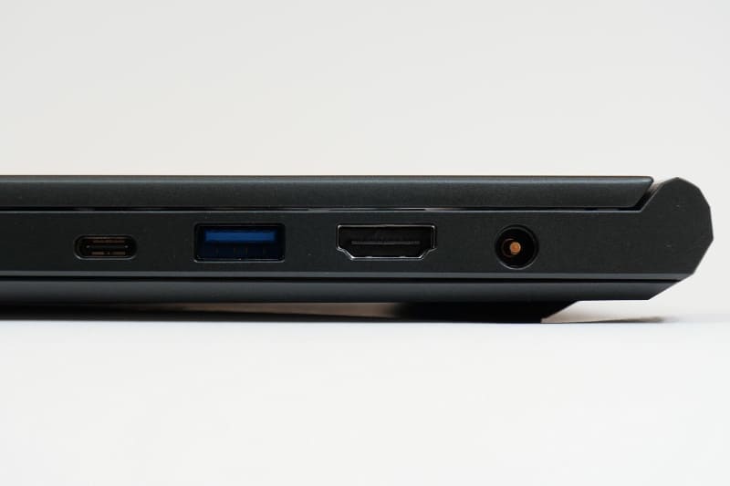 右側面にはThunderbolt 4、USB 3.0 Type-A、HDMI、電源コネクタを用意。拡張ポートはかなり豊富だ