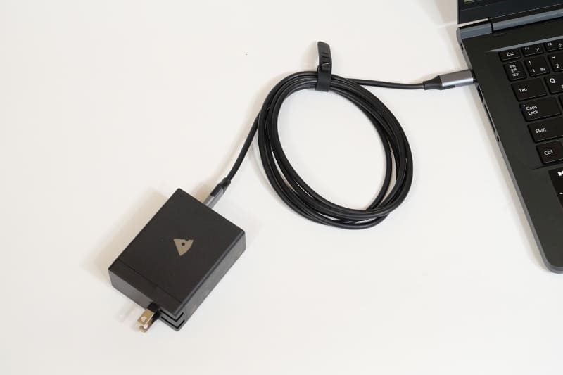 左右のUSB Type-CはいずれもUSB PD対応。オプションの「USB AC充電器」などUSB PD対応ACアダプタを利用した給電、バッテリーの充電が可能だ