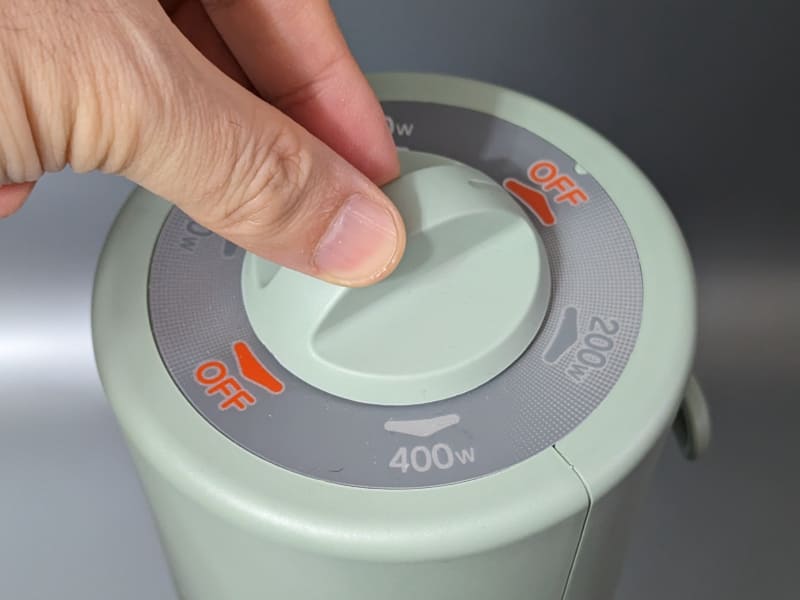 ロータリー式のスイッチでOFF→200W→400W→OFFを切り替えます