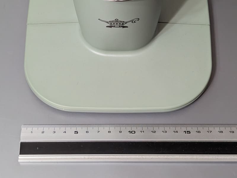 ベース部は幅および奥行き18cmとこちらもコンパクト