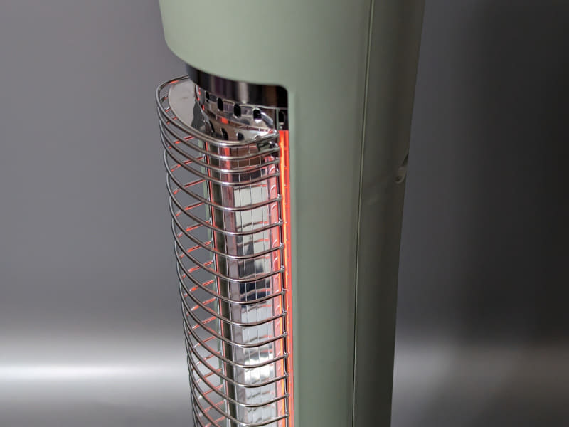 200Wの状態。ヒーターが発光します。傾くと運転が自動停止する安全機能も搭載