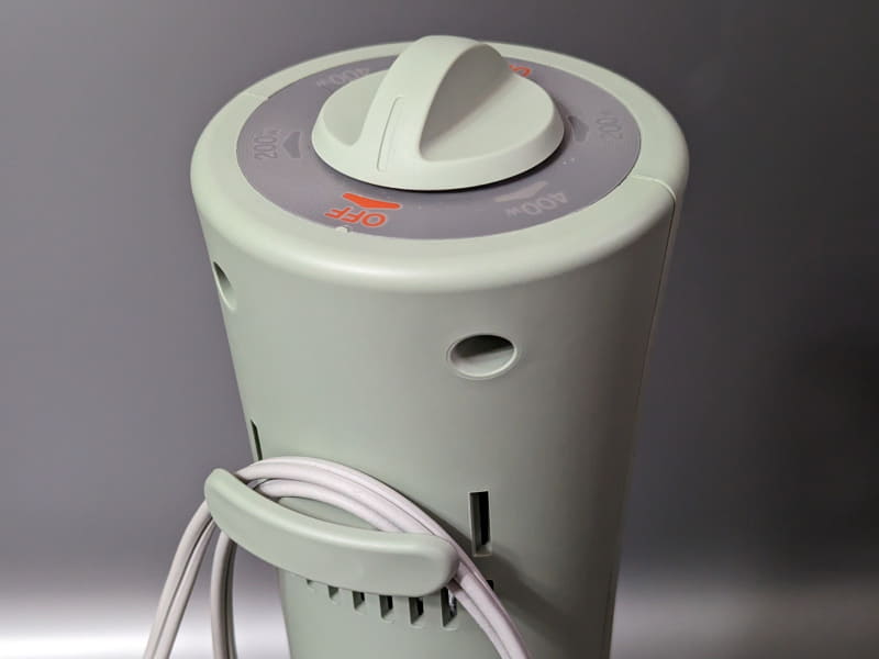 背面には取っ手があります。保管時には電源ケーブルを引っ掛けておけます