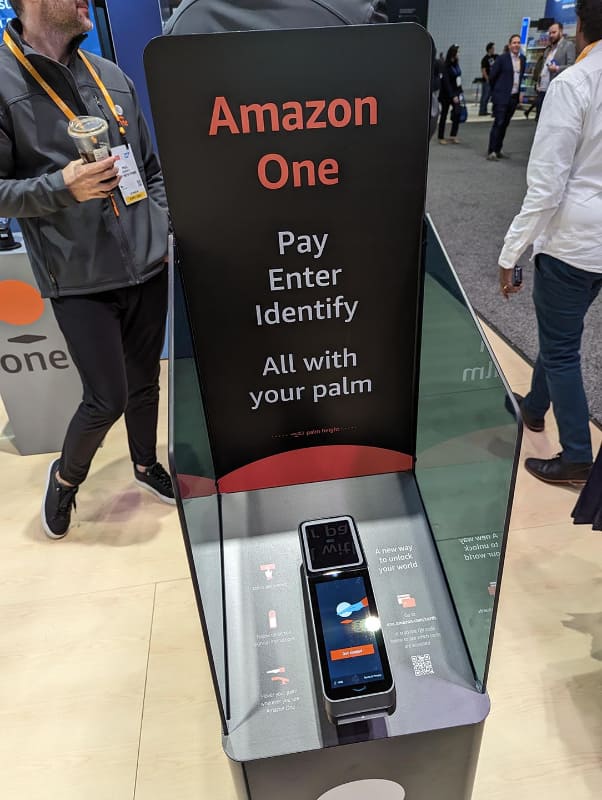 センサー部が改良された第2世代のAmazon Oneの展示。前世代と違ってカメラモジュールが視認できるようになり、読み取り精度も向上しているとのこと