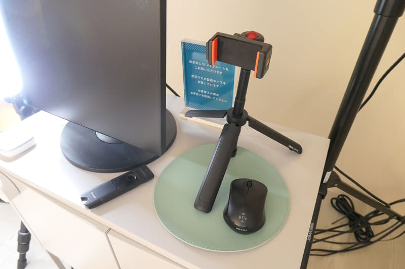 カメラ横にはスマホスタンドがあり、自身のスマホで動画撮影できます