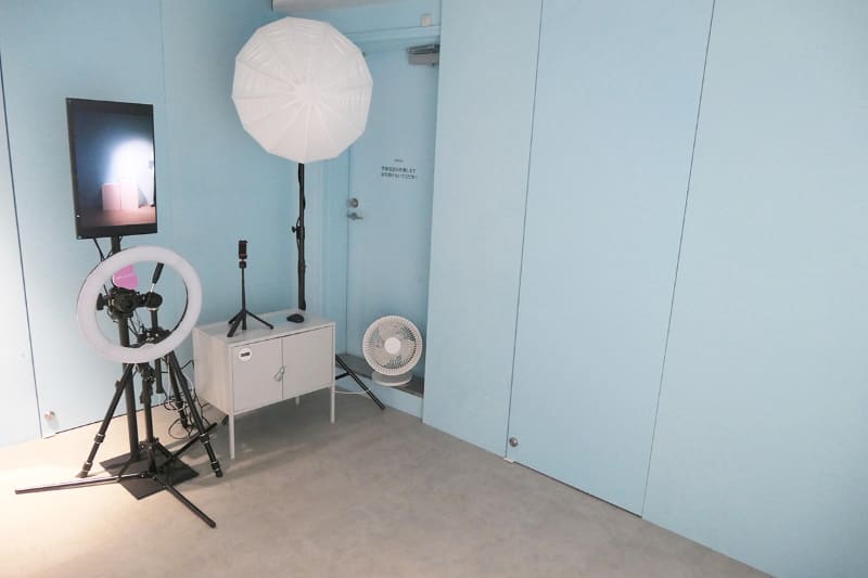 「PICmii」内部。カメラや照明、モニターが設置されています