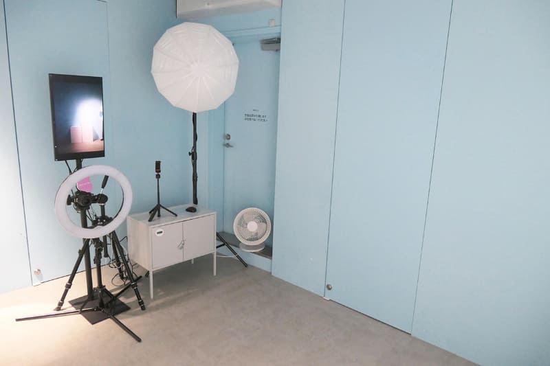 新宿店のスタジオは3種類。スタジオAは水色の壁紙で夏の需要が高いそうです(※2月8～15日の期間はバレンタイン仕様で赤い背景になります)