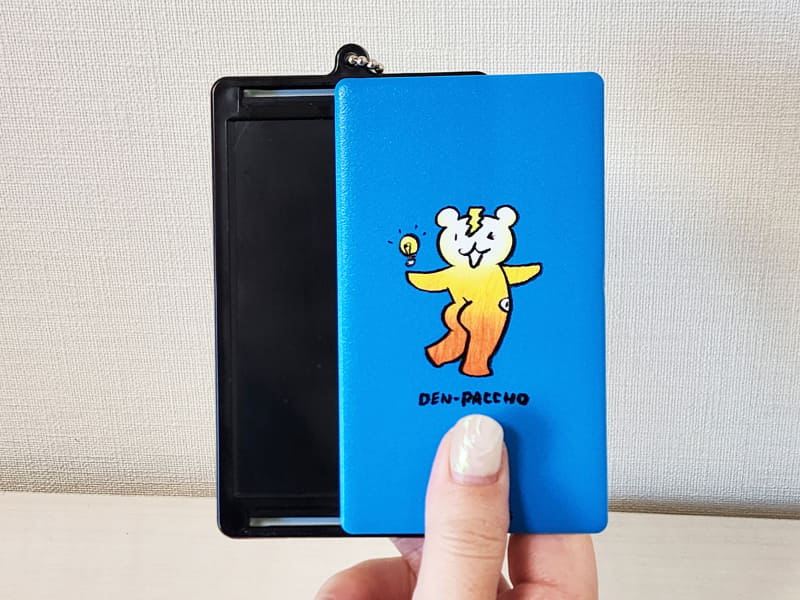 裏面にも別のICカードを1枚入れられます