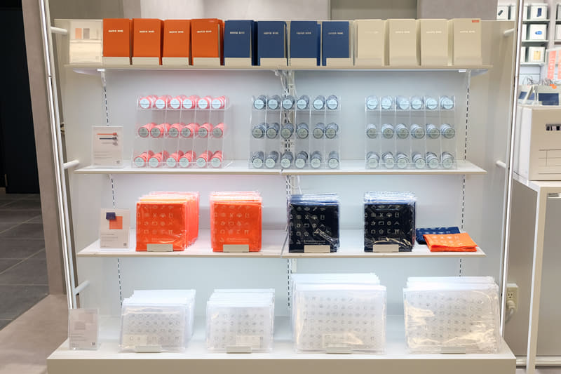 上から、限定野帳 550円、マスキングテープ幅15mm/直径40mm 330円、撥水風呂敷70cm×70cm 3,300円、ソフトクリヤーケースA4サイズ 550円、A5サイズ 440円