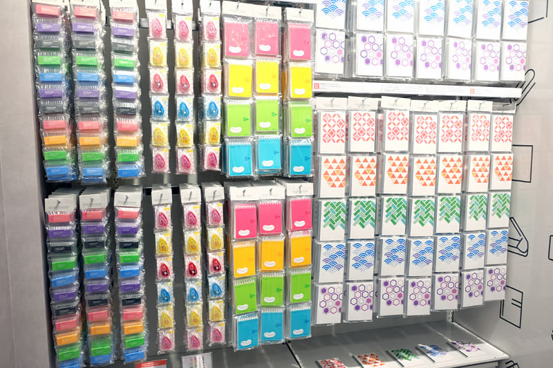 左から、消しゴムリサーレ、ドットライナープチプラスセット、ソフトリングメモセット、A6和柄キャンパスノートセット 各1,500円