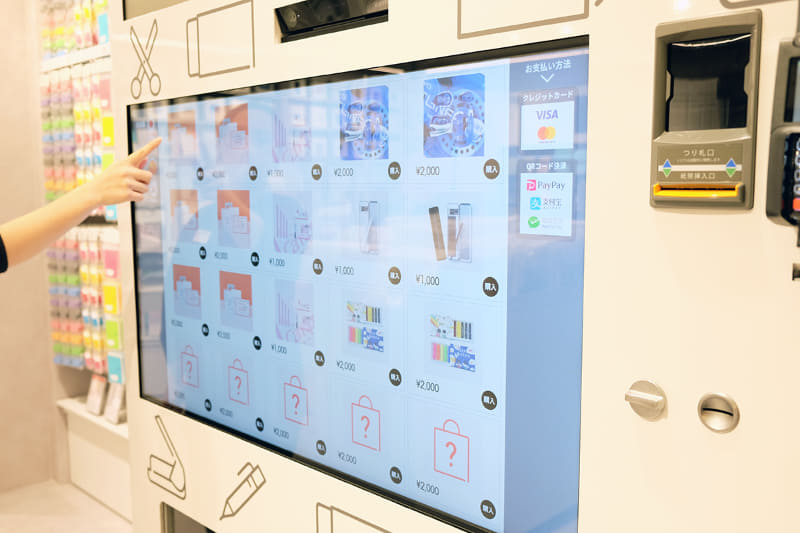 商品を選択しているシーン