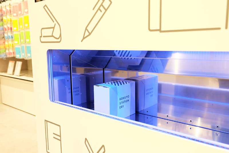 下の取り出し口が自動で開き、商品が出てくる