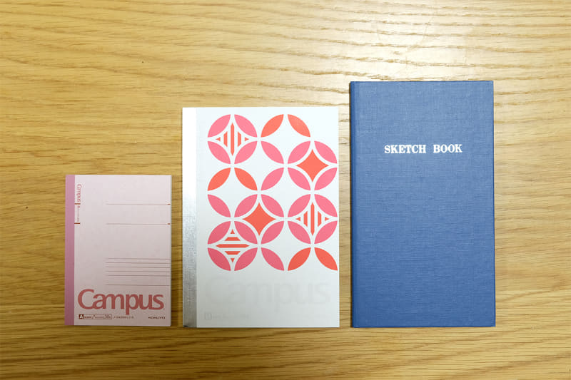 左から、ミニノート、A6サイズノート、野帳。ミニノートはA6サイズより小さい