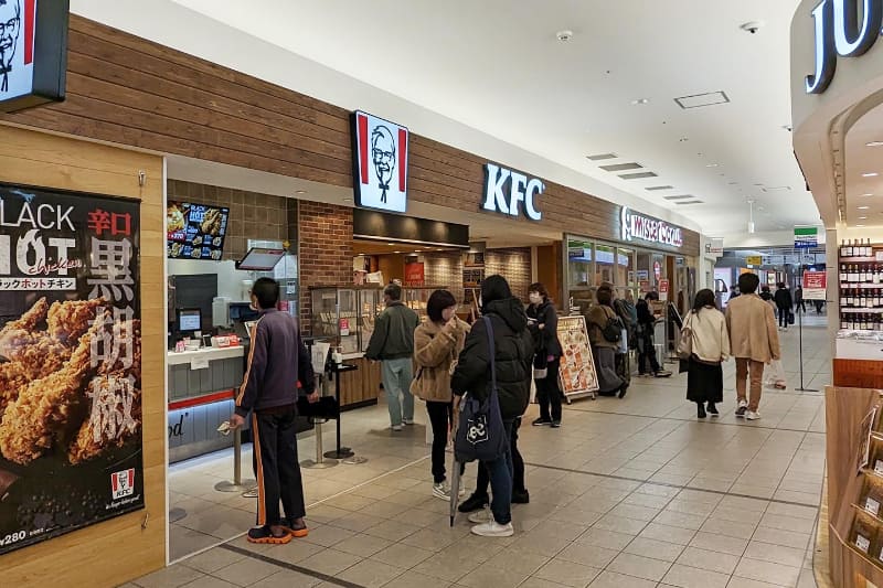 アミュプラザの一部として組み込まれた駅構内のフードコート