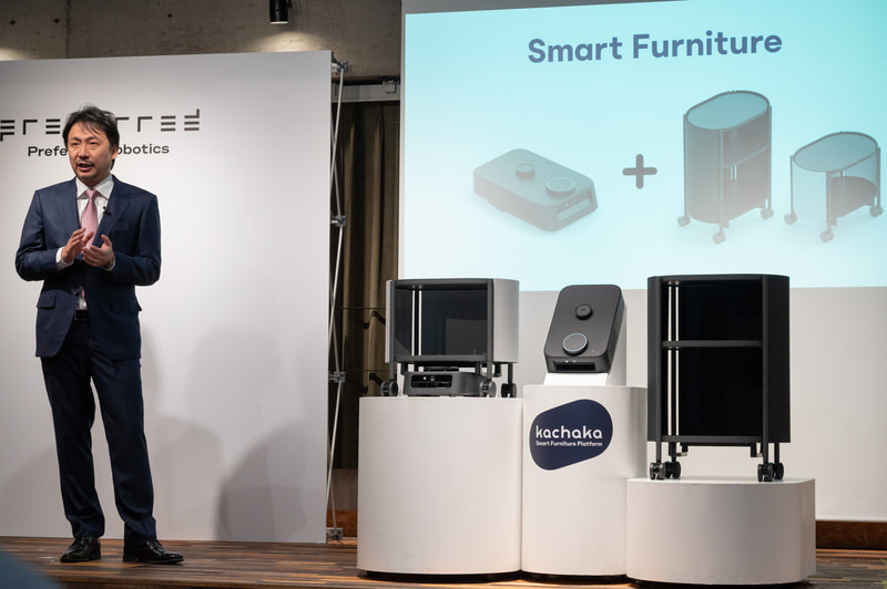 Preferred Roboticsの家庭用自律移動ロボット「カチャカ」。左はPreferred Robotics 代表取締役CEOの礒部 達氏
