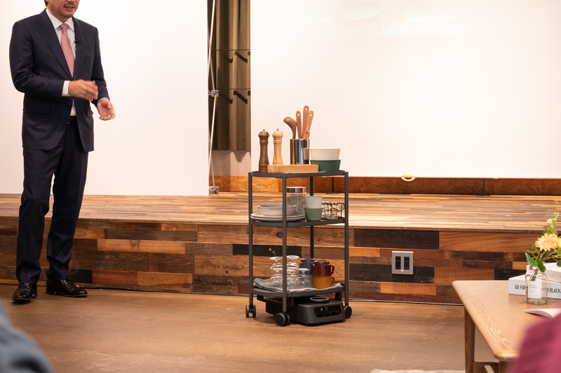 音声やアプリで指示をすると、目的の棚とドッキング、移動する