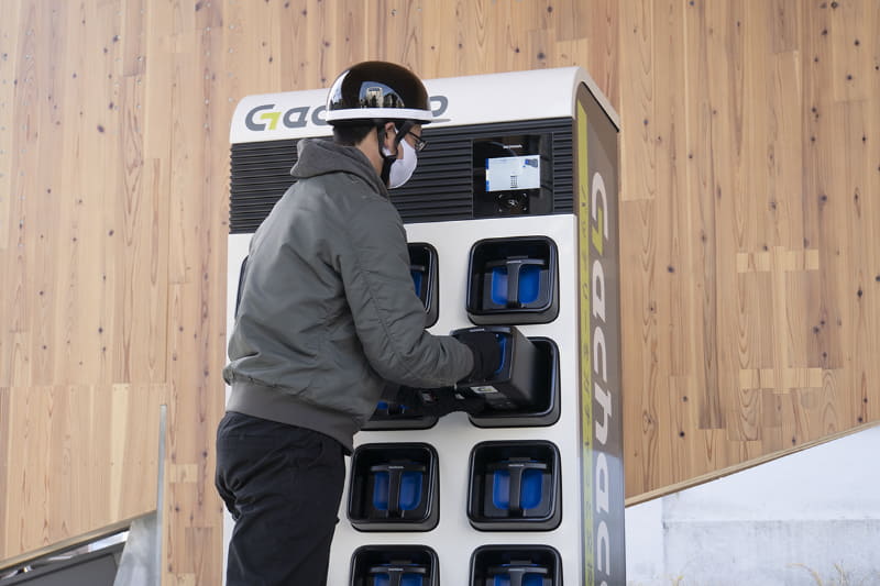 バイクから取り出したバッテリーを返却