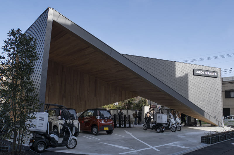ENEOSマルチモビリティステーション。写真右側のUber Eats用電動バイクが置かれている場所には、通常時は電動キックボードのLUUPが設置される