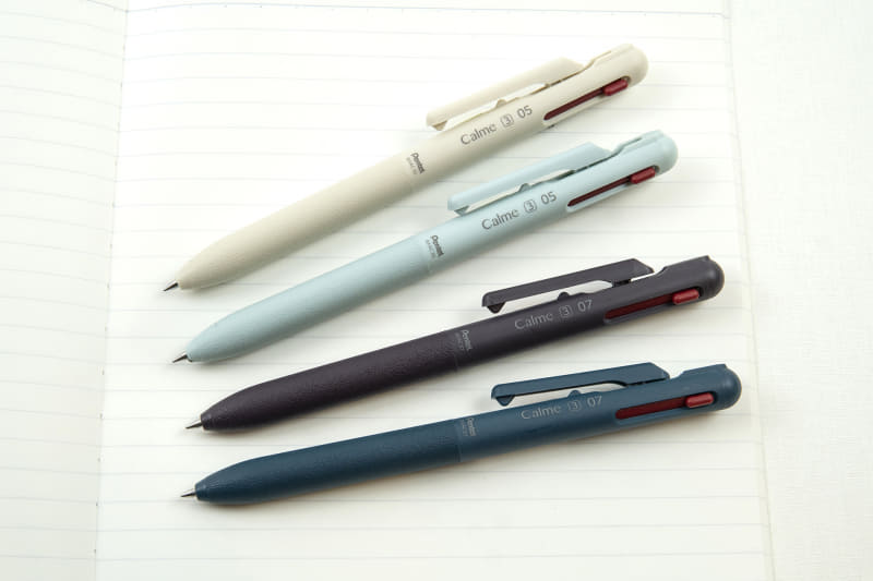 ぺんてる カルム3色ボールペン(各440円)。上から2番目の「空翡翠」と3番目の「栗紫」は売り切れ御免の限定色