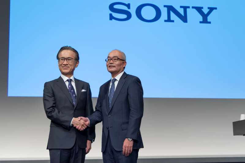 ソニーグループ 現会長兼社長CEOの吉田憲一郎氏(左)と、4月1日付で社長COO兼CFOへ昇格する十時裕樹氏