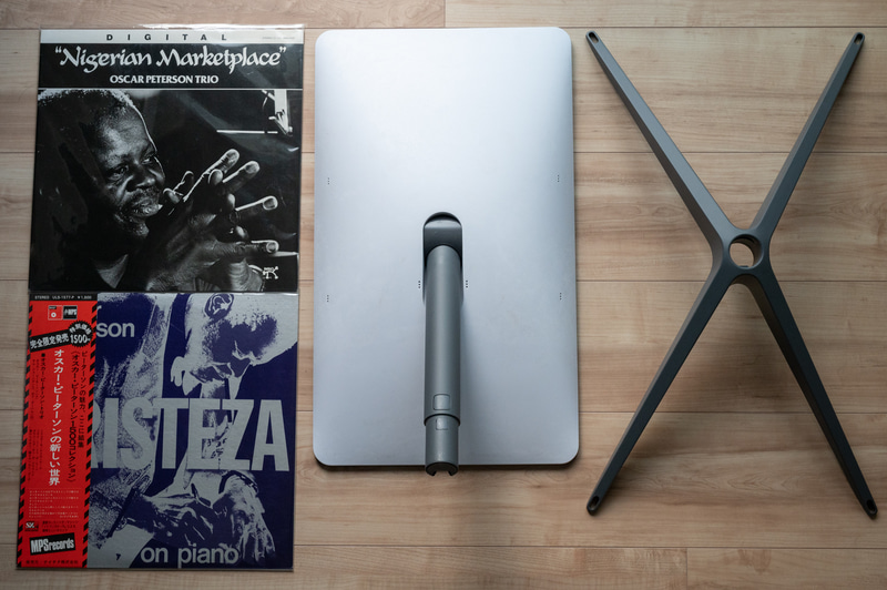 標準タイプのアンテナは細長く、アンテナ表面の長辺は513mm、短辺は303mmです。レコード盤1.5枚分ぐらいの面積です。台座もアンテナに合わせて細長い接地面積で、持ち運ぶ際に収納しやすい形です