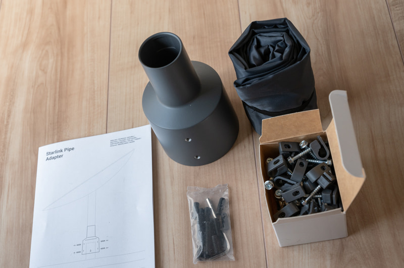 マストの先端に装着するパイプ アダプター。ケーブルを外壁に固定するビスやアンテナ収納袋も付いてきます