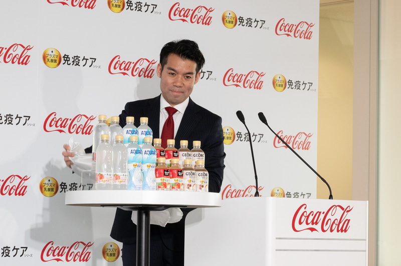 新製品を発表した日本コカ・コーラ マーケティング本部 ニュートリション・カテゴリー事業本部長の向江一将氏