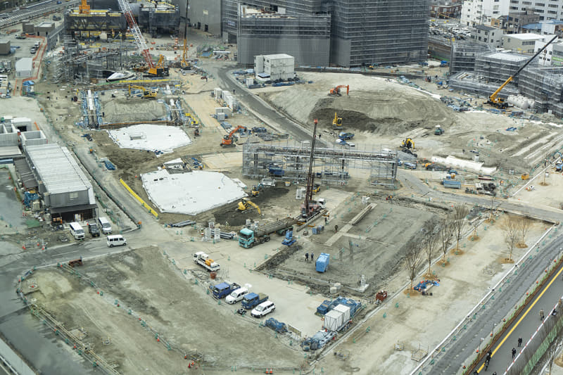 大屋根施設およびリフレクション広場周辺のの工事状況。白い部分が大屋根施設