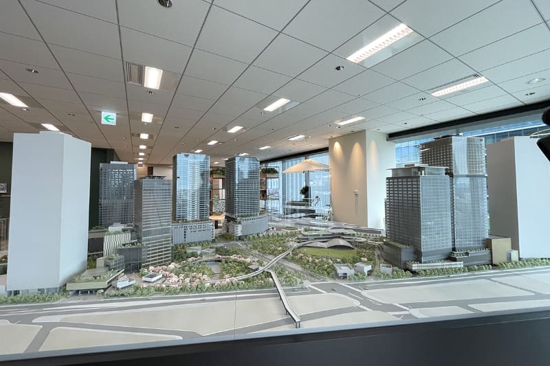 グラングリーン大阪および周辺の模型。左右の白い建物は分譲棟