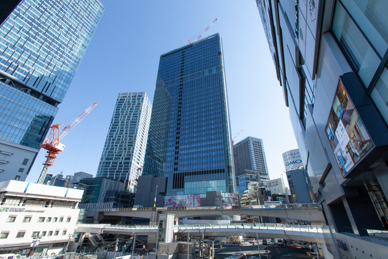 SHIBUYAタワー(中央)、左隣に渋谷ストリーム、左端に渋谷スクランブルスクエア、右端に渋谷フクラス