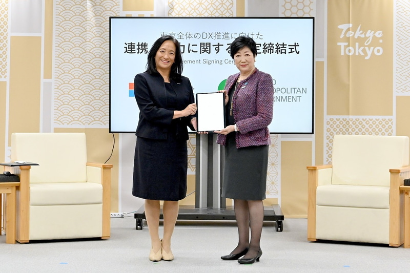 日本マイクロソフト 代表取締役 社長の津坂美樹氏(左)、東京都 知事の小池百合子氏(右) 写真：東京都提供