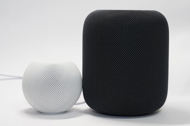 HomePod mini(左)と第2世代HomePod