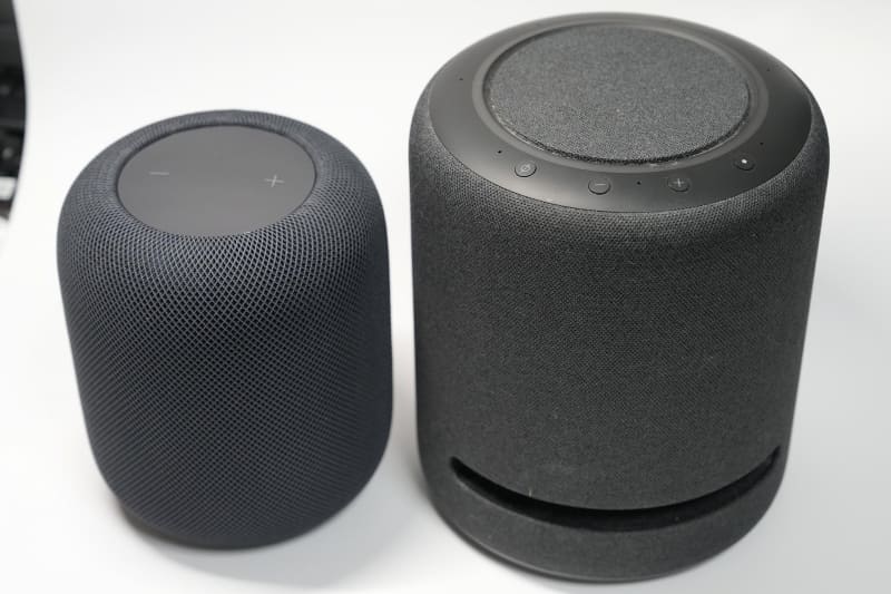 HomePod(左)とAmazon Echo Studio(右)。かなりサイズ感が違うのでデスク上の設置性はHomePodのほうがよい